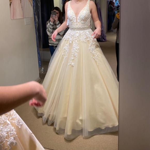 Dress - Picture 3 of 3